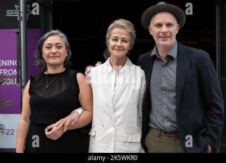 Le producteur Desray Armstrong, l'acteur Charlotte Rampling et le réalisateur Matthew Saville lors de la première de Juniper, Edinburgh International film Festival 2022 Banque D'Images