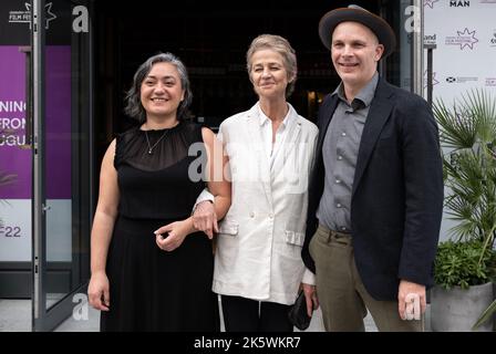 Le producteur Desray Armstrong, l'acteur Charlotte Rampling et le réalisateur Matthew Saville lors de la première de Juniper, Edinburgh International film Festival 2022 Banque D'Images