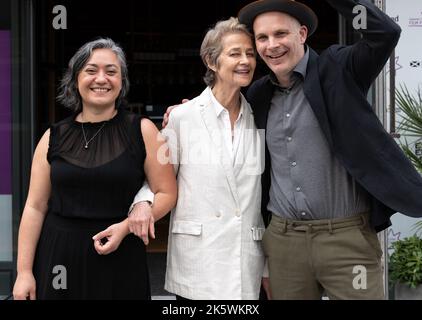 Le producteur Desray Armstrong, l'acteur Charlotte Rampling et le réalisateur Matthew Saville lors de la première de Juniper, Edinburgh International film Festival 2022 Banque D'Images