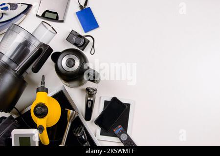 Vieux ménage, appareils électriques, ordinateurs cassés, tablettes, téléphones, appareils de gadgets électroniques utilisés sur fond blanc. Vue de dessus. Électronique Banque D'Images