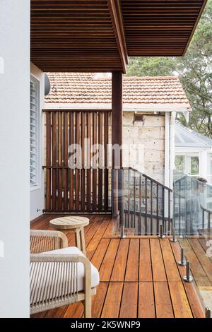 Terrasse extérieure depuis le salon du rez-de-chaussée. Kareela Crest House, Cremorne, Australie. Architecte: Bijl Architecture, 2022. Banque D'Images