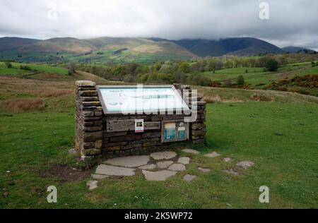 Stone information Board for the Adam Sedgwick Geological Trail from the car Park on the High point of the A684 Garsdale Road in the Yorkshire Dales, Banque D'Images