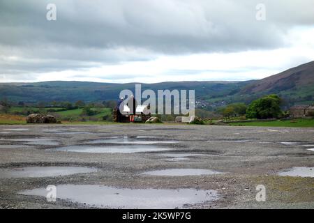 Deux hommes regardent le Stone information Board pour le sentier géologique Adam Sedgwick depuis le parking de voitures sur le High point du A684 Garsdale Road. Banque D'Images