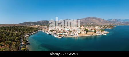 Galaxidi Grèce, vue aérienne de drone. Ville traditionnelle de Fokida, maisons en bord de mer, journée ensoleillée, ciel bleu et mer. Banque D'Images