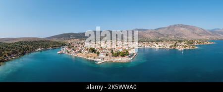 Galaxidi Grèce, vue aérienne panoramique sur les drones. Ville traditionnelle de Fokida, bâtiments en bord de mer, mer calme, jour ensoleillé Banque D'Images
