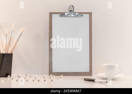 Modèle de presse-papiers en bois avec espace vide pour les logos, inscription publicitaire. Banque D'Images