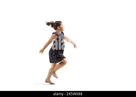 Prise de vue en longueur d'une petite fille qui se hopping isolée sur fond blanc Banque D'Images