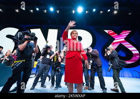 Aberdeen, Écosse, Royaume-Uni. 10th octobre 2022. Le premier ministre Nicola Sturgeon s'adresse à la Conférence du Parti national écossais le troisième jour à Aberdeen, en Écosse. En raison de la pandémie de Covid cette année est la première fois que les membres du Parti national écossais se rencontrent pour une conférence depuis octobre 2019. Image Nicola Sturgeon se délègue aux délégués après son discours. Iain Masterton/Alay Live News Banque D'Images