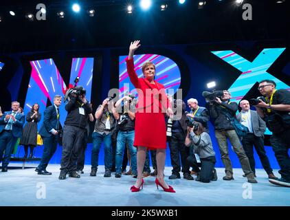 Aberdeen, Écosse, Royaume-Uni. 10th octobre 2022. Le premier ministre Nicola Sturgeon s'adresse à la Conférence du Parti national écossais le troisième jour à Aberdeen, en Écosse. En raison de la pandémie de Covid cette année est la première fois que les membres du Parti national écossais se rencontrent pour une conférence depuis octobre 2019. Image Nicola Sturgeon se délègue aux délégués après son discours. Iain Masterton/Alay Live News Banque D'Images