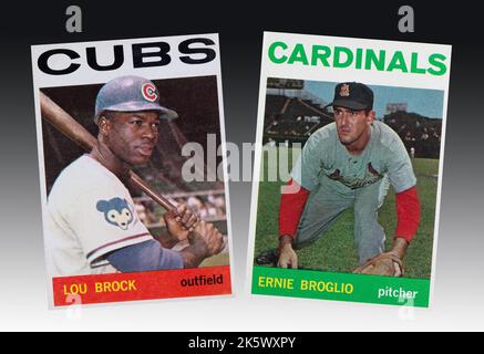 1964 cartes de base-ball des Cubs de Chicago Lou Brock et des Cardinals de St Louis Ernie Broglio. Lou Brock et Ernie Broglio ont été échangés pendant la saison 1964. Banque D'Images