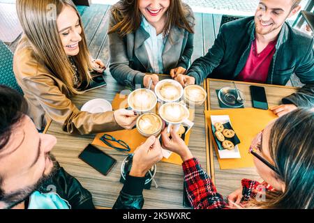 Vue de dessus de Happy Friends toasting Cappuccino drink au café restaurant - les gens du millénaire s'amusent sur le petit déjeuner ensemble à la mode ca Banque D'Images