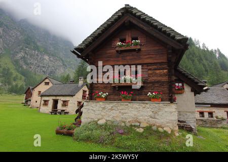 Intérieur du village de montagne de Crampiolo à Alpe Devero, Alpes de Leponntine, Ossola, Piémont, Italie Banque D'Images