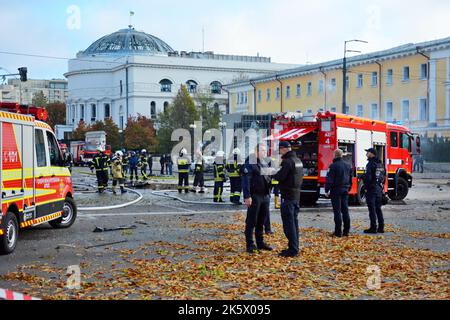 Kiev, Ukraine. 10th octobre 2022. Les policiers inspectent un corps mort d'une femme sur les lieux des bombardements russes à Kiev. Après plusieurs mois de calme relatif, plusieurs explosions ont secoué Kiev tôt un lundi matin. Le chef de l'armée ukrainienne a déclaré que les forces russes avaient lancé au moins 75 missiles sur l'Ukraine, avec des frappes mortelles ciblant la capitale Kiev, et des villes du sud et de l'ouest. Crédit : SOPA Images Limited/Alamy Live News Banque D'Images