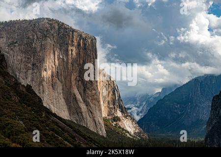 Le célèbre pic El Capitan est vu de près de la vue du tunnel avec des nuages et la lumière de l'après-midi à travers les nuages, Yosemite National CA Banque D'Images