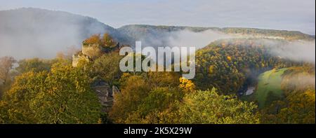 Panorama d'un lever de soleil d'automne avec brouillard dans la vallée au-dessus des ruines du château de Nový Hrádek et de la rivière Dyje dans le parc national de Podyjí, Tchéquie Banque D'Images