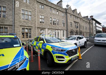 gardai véhicules de police à l'extérieur de pearse rue garda station dublin république d'irlande Banque D'Images