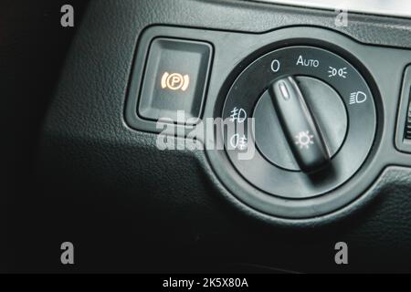 Bouton voiture pour frein à main électronique activé. Frein de stationnement Banque D'Images