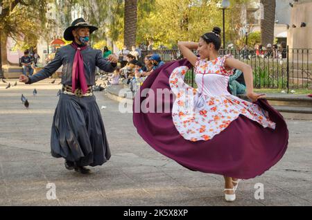 Couple argentin traditionnel dansant sur la Plaza 9 de Julio à Salta Banque D'Images