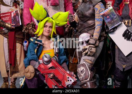 Pologne, Poznan - 09 octobre 2022: Arène de jeux de Poznan, un salon de jeux vidéo. Cosplay Nouveau héros Nouvelle Ligue des légendes héros Zeri. Banque D'Images