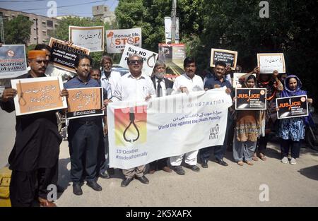 Hyderabad, Pakistan, 10 octobre 2022. Des membres de la Commission des droits de l'homme du Pakistan (HRCP) tiennent une manifestation contre la peine de mort à l'occasion de la Journée mondiale contre la peine de mort qui s'est tenue lundi au club de presse d'Hyderabad, à 10 octobre 2022. Banque D'Images