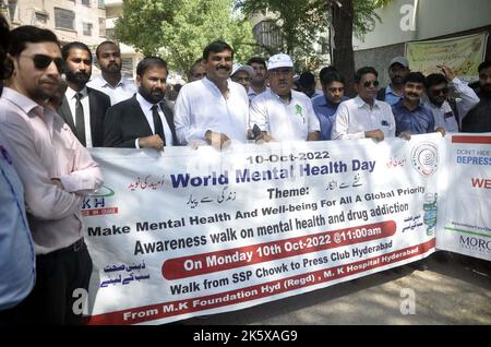 Hyderabad, Pakistan, 10 octobre 2022. Les participants organisent une marche de sensibilisation à l'occasion de la Journée mondiale de la santé mentale organisée par la Fondation M.K, au club de presse d'Hyderabad, lundi, 10 octobre 2022. Banque D'Images