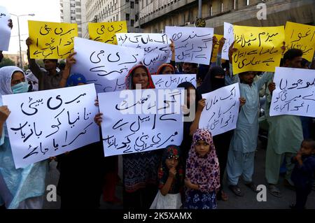 Hyderabad, Pakistan, 10 octobre 2022. Des habitants de Gulshan-e-Iqbal manifestent contre l'enlèvement d'une petite fille et la demande de sa guérison, lundi, au club de presse de Karachi, à 10 octobre 2022. Banque D'Images