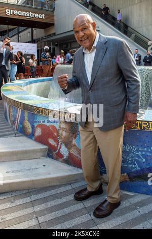 Deux fois champion du monde de poids lourd et médaillé d'or olympique George Foreman au Harris County Houston Sports Authority Fountain Reveal et Hous Banque D'Images