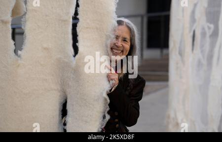 Tate Modern, Londres, Royaume-Uni. 10 octobre 2022. Une nouvelle œuvre sculpturale dans les environs emblématiques du turbine Hall de Tate Modern est dévoilée. Cette installation ambitieuse a été conçue par l'artiste Cecilia Vicuña (photographie) pour la Commission Hyundai 2022 et se déroulera du 11 octobre 2022-16 avril 2023. Crédit: Malcolm Park/Alay Banque D'Images