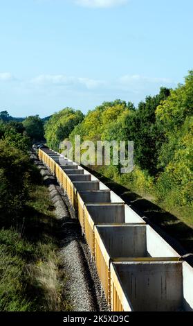 Camions de ballast vides sur un train de fret, Warwickshire, Royaume-Uni Banque D'Images