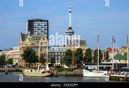 Vue sur le Veerhaven et Westerkade avec en arrière-plan l'Euromast. Rotterdam, pays-Bas - 1 août 2014 Banque D'Images