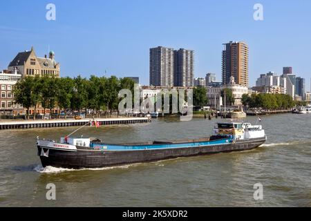 Péniche sur la Meuse à Rotterdam, pays-Bas - 1 août 2014 Banque D'Images