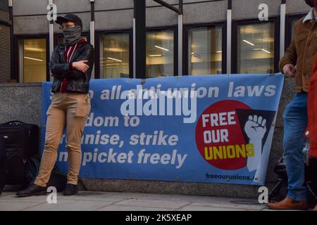 Londres, Royaume-Uni. 10th octobre 2022. Divers membres syndicaux et partisans se sont réunis à l'extérieur du ministère des Affaires, de l'énergie et de la Stratégie industrielle (BEIS) pour protester contre les lois anti-syndicales proposées par le gouvernement conservateur. Credit: Vuk Valcic/Alamy Live News Banque D'Images