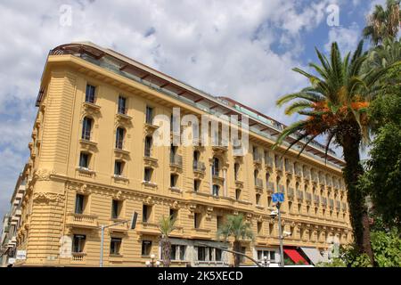 Vue abstraite d'un grand bâtiment peint en jaune du 19th siècle sur l'avenue de Verdun situé à Nice sur la Côte d'Azur en France. Banque D'Images