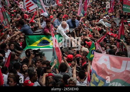 Belo Horizonte, Brésil. 09th octobre 2022. Luiz Inacio Lula da Silva, ancien président brésilien et candidat à la présidence du Parti des travailleurs de gauche, salue ses partisans lors du rallye de campagne. Ancien président brésilien (2003-2010) et candidat présidentiel pour le Parti des travailleurs de gauche (PT), Luiz Inacio Lula da Silva mène une marche lors d'un rassemblement de campagne à la Praça da Liberdade à Belo Horizonte, Minas Gerais, Brésil. Crédit : SOPA Images Limited/Alamy Live News Banque D'Images