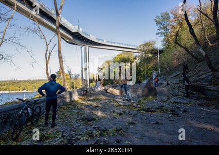 Kiev, Ukraine. 10th octobre 2022. Les gens se tiennent sur le site d'une explosion de roquettes après une attaque de missiles russes dans le centre de Kiev. Des explosions ont été signalées dans plusieurs districts de la capitale ukrainienne, Kiev, sur 10 octobre 2022. Au moins 11 personnes ont perdu la vie et des dizaines de blessés suite à des tirs de roquettes russes ciblant des villes à travers l'Ukraine. (Photo par Oleksii Chumachenko/SOPA Images/Sipa USA) crédit: SIPA USA/Alay Live News Banque D'Images