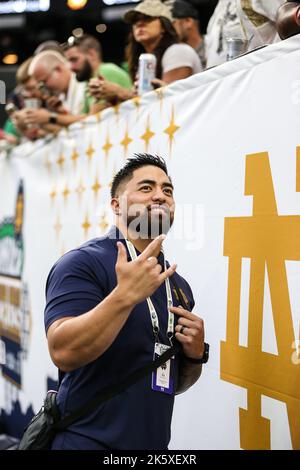 Las Vegas, Nevada, États-Unis. 8th octobre 2022. Manti te'o accueille les fans de l'ancien linebacker irlandais de notre Dame avant le début du match de football universitaire avec les Brigham Young Cougars et notre Dame Fighting Irish au stade Allegiant de Las Vegas, Nevada. Christopher Trim/CSM/Alamy Live News Banque D'Images