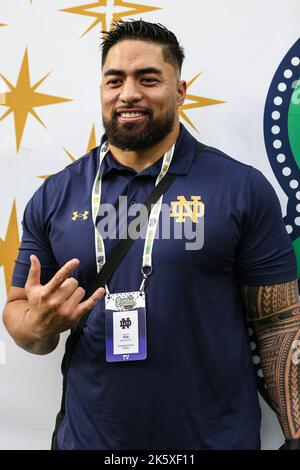 Las Vegas, Nevada, États-Unis. 8th octobre 2022. Manti te'o, ancien joueur de baseball irlandais notre Dame Fighting, pose une photo rapide avant le début du match de football universitaire avec les Brigham Young Cougars et notre Dame Fighting Irish au stade Allegiant de Las Vegas, Nevada. Christopher Trim/CSM/Alamy Live News Banque D'Images