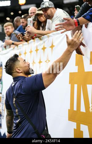 Las Vegas, Nevada, États-Unis. 8th octobre 2022. Manti te'o accueille les fans de l'ancien linebacker irlandais de notre Dame avant le début du match de football universitaire avec les Brigham Young Cougars et notre Dame Fighting Irish au stade Allegiant de Las Vegas, Nevada. Christopher Trim/CSM/Alamy Live News Banque D'Images