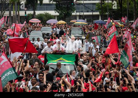 Belo Horizonte, Brésil. 09th octobre 2022. Luiz Inacio Lula da Silva, ancien président brésilien et candidat à la présidence du Parti des travailleurs de gauche, salue ses partisans lors du rallye de campagne. Ancien président brésilien (2003-2010) et candidat présidentiel pour le Parti des travailleurs de gauche (PT), Luiz Inacio Lula da Silva mène une marche lors d'un rassemblement de campagne à la Praça da Liberdade à Belo Horizonte, Minas Gerais, Brésil. (Photo par Ivan Abreu/SOPA Images/Sipa USA) crédit: SIPA USA/Alay Live News Banque D'Images