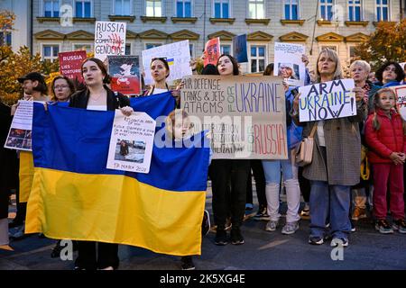 Prague, République tchèque. 10th octobre 2022. Parapluie pour l'Ukraine - manifestation contre le bombardement par la Russie de villes ukrainiennes sur la place Venceslas à Prague, République tchèque, 10 octobre 2022. Crédit : vit Simanek/CTK photo/Alay Live News Banque D'Images