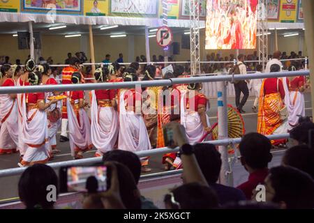 Route rouge à Kolkata Bengale-Occidental, Inde le 8th octobre 2022 - les femmes bengali profitent de la procession du Carnaval de Durga Puja Banque D'Images