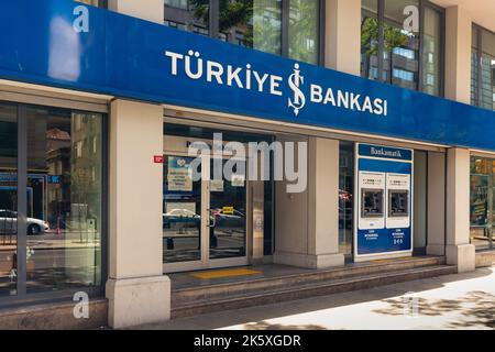 Vue sur une succursale nationale de banque privée en Turquie. L'image est prise sur l'avenue Halaskargazi du quartier de Sisli à Istanbul. Banque D'Images