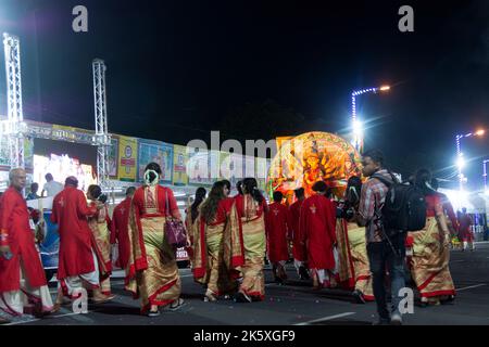 Route rouge à Kolkata Bengale-Occidental, Inde le 8th octobre 2022 - les femmes bengali profitent de la procession du Carnaval de Durga Puja Banque D'Images