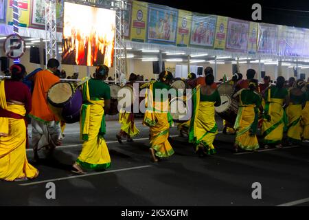 Route rouge à Kolkata Bengale-Occidental, Inde le 8th octobre 2022 - les femmes bengali profitent de la procession du Carnaval de Durga Puja Banque D'Images