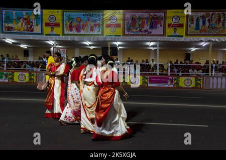 Route rouge à Kolkata Bengale-Occidental, Inde le 8th octobre 2022 - les femmes bengali profitent de la procession du Carnaval de Durga Puja Banque D'Images