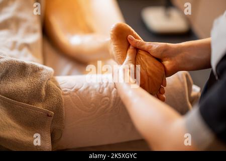 Femme recevant un massage sur ses jambes Banque D'Images