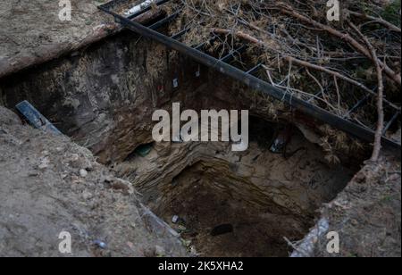 Borova, Ukraine. 7th octobre 2022. Une fosse de 4 mètres de profondeur est vue dans un centre de loisirs, au nord du village de Borova. L'enquête préliminaire a montré que des soldats russes y ont gardé des personnes pendant l'occupation. Les troupes ukrainiennes ont fait des progrès à l'est et libéré plus de colonies dans la région de Kharkiv. Il a été dit que le village Borova dans le district d'Izuim a été libéré le 3rd octobre. (Image de crédit : © Ashley Chan/SOPA Images via ZUMA Press Wire) Banque D'Images