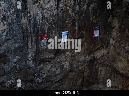 Borova, Ukraine. 7th octobre 2022. On voit des paquets de cigarettes collés sur le mur d'une fosse de 4 mètres de profondeur. L'enquête préliminaire a montré que des soldats russes y ont gardé des personnes pendant l'occupation. Les troupes ukrainiennes ont fait des progrès à l'est et libéré plus de colonies dans la région de Kharkiv. Il a été dit que le village Borova dans le district d'Izuim a été libéré le 3rd octobre. (Image de crédit : © Ashley Chan/SOPA Images via ZUMA Press Wire) Banque D'Images