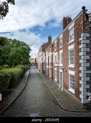 Terrasse de grandes maisons géorgiennes le long de la cathédrale de Chester vue depuis les murs de la vieille ville à Chester, Cheshire, Royaume-Uni, le 5 octobre 2022 Banque D'Images