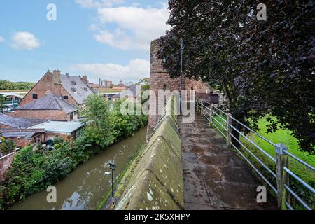 Tour historique King Charles sur les remparts de la ville le long du canal Shropshire Union à Chester, Cheshire, Royaume-Uni, le 5 octobre 2022 Banque D'Images